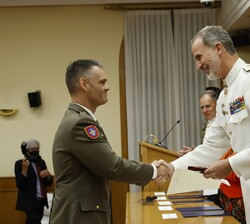 Su Majestad el Rey felicita al número uno del curso, Comandante del Ejército de Tierra Juan Luis Sánchez Álvarez