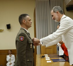 Su Majestad el Rey impone una condecoración al número uno del curso, Comandante del Ejército de Tierra Juan Luis Sánchez Álvarez
