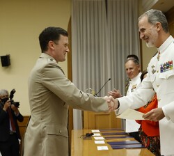 Su Majestad el Rey hace entrega del diploma al alumno de países amigos y aliados más distinguido, el Comandante del Ejército del Reino Unido, Paul Wil