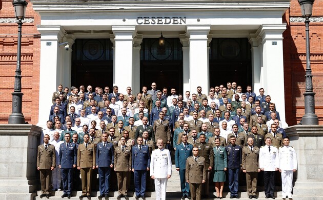 Su Majestad el Rey junto a las autoridades y los miembros del Curso de Estado Mayor
