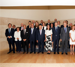 Su Majestad la Reina junto a los miembros del patronato de la Fundación FAD Juventud