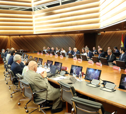 Vista general de la mesa de reuniones durante la reunión
