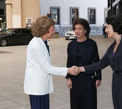Su Majestad la Reina Doña Sofía recibe el saludo de las autoridades a su llegada
