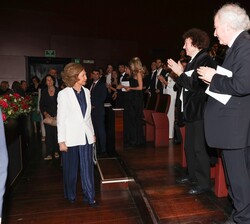 Doña Sofía a su entrada al auditorio recibe los aplausos del público