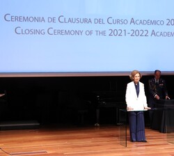 Su Majestad la Reina Doña Sofía en el escenario para la entrega de los galardones