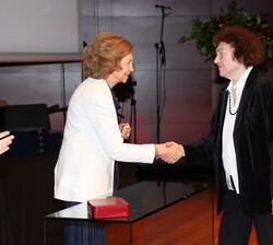 Su Majestad la Reina Doña Sofía hace entrega de la Medalla de Profesor Emérito a la profesora Galina Eguiazarova