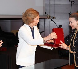 Su Majestad la Reina Doña Sofía entrega la Medalla de Honor de la Escuela a Su Excelencia Huda I. Al Khamis-Kanoo, fundadora del Abu Dhabi Music &