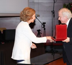 Su Majestad la Reina Doña Sofía entrega la Medalla de Honor de la Escuela a András Schiff, director de la  orquesta y titular de la Cátedra de Orquest