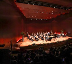 Vista general del escenario durante la interpretación de una de las piezas del concierto