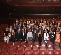 Fotografía de grupo de Su Majestad la Reina Doña Sofía con los alumnos de la Escuela Superior de Música Reina Sofía