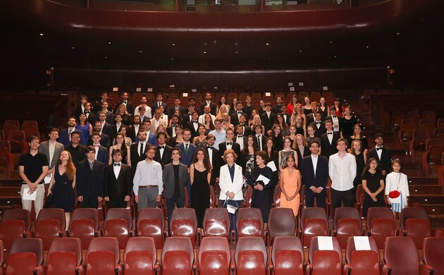 Fotografía de grupo de Su Majestad la Reina Doña Sofía con los alumnos de la Escuela Superior de Música Reina Sofía