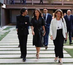 Doña Letizia se dirige al auditorio junto a las autoridades que la recibieron a su llegada