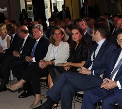 Su Majestad la Reina ocupa su lugar para el inicio del acto