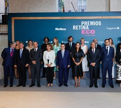 Su Majestad la Reina en la fotografía de grupo junto a los premiados y autoridades