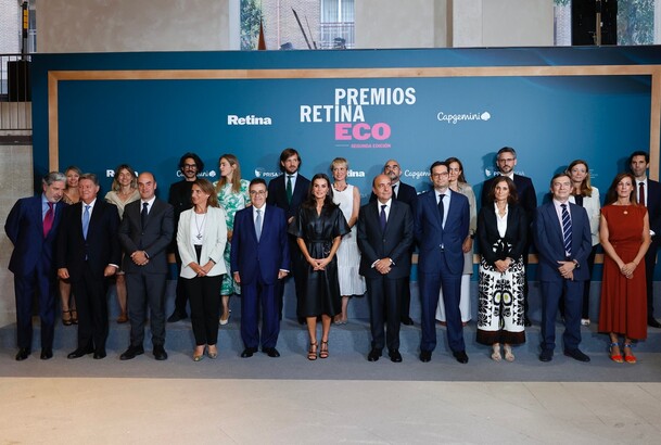 Su Majestad la Reina en la fotografía de grupo junto a los premiados y autoridades