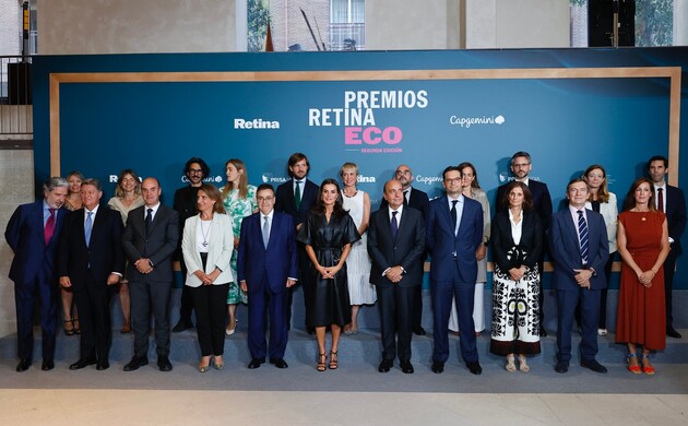 Su Majestad la Reina en la fotografía de grupo junto a los premiados y autoridades