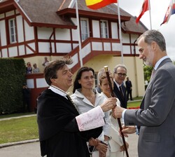 Su Majestad el Rey llegó al Paraninfo de la Magdalena y el rector magnífico de la Universidad Internacional Menéndez Pelayo, Carlos Andradas, le entre