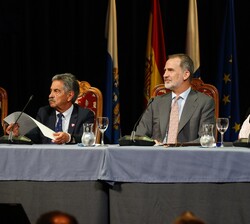Don Felipe durante las intervenciones de los participantes