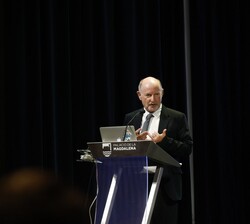 Lección magistral “Los derechos humanos: un marco de referencia para la neurotecnología y las tecnologías digitales” del profesor Yuste