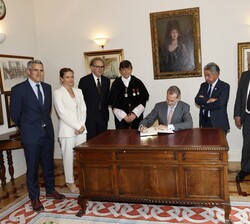 En el Palacio de la Magdalena, Su Majestad el Rey firmó en el libro de honor
