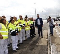 Don Felipe con los trabajadores del Puerto de Santander