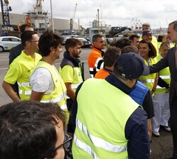 El Rey recibe el saludo de los trabajadores del Puerto de Santander
