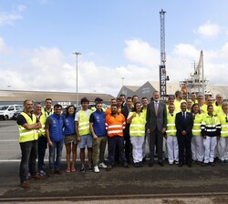 Fotografía de grupo del Rey con los trabajadores del Puerto de Santander