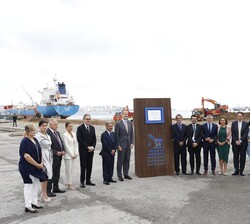 Su Majestsad el Rey junto a la placa conmemorativa de su visita