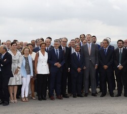 Don Felipe, en el muelle de Raos 9, junto a las autoridades y personal del Puerto de Santander