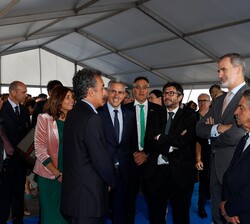 Don Felipe recibe explicaciones sobre las instalaciones del Puerto de Santander