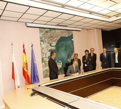 Su Majestad el Rey firmó en el libro de honor