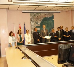 Firma de Su Majestad el Rey en el libro de honor del Puerto de Santander