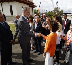 Don Felipe con trabajadores de administración del Puerto de Santander