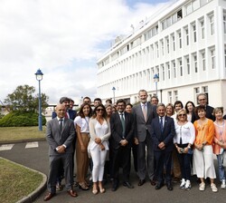 Don Felipe con el personal de administración del Puerto de Santander