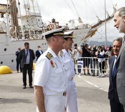 El Rey llega al atraque del Buque Escuela de la Armada Española Juan Sebastián de Elcano