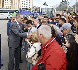 Don Felipe recibe el saludo de los vecinos en el Puerto