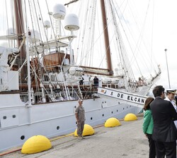 El Rey frente al Buque Escuela de la Armada Española Juan Sebastián de Elcano