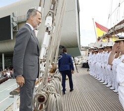 Su Majestad el Rey recibe el saludo de la tripulación del Buque
