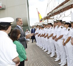 Don Felipe dirige unas palabras a los Guardiamarinas