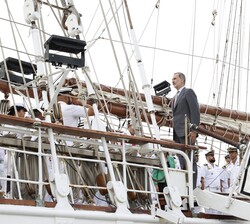 El Rey recibe el saludo de despedida antes de abandonar el Buque Escuela de la Armada Española Juan Sebastián de Elcano