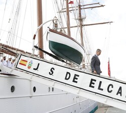 El Rey desciende por la escalerilla del Buque Escuela de la Armada Española Juan Sebastián de Elcano