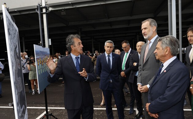 El Rey recibió explicaciones sobre paneles, de la visión general del puerto, a cargo del presidente de la Autoridad Portuaria de Santander, Francisco 