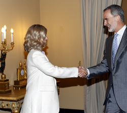 Su Majestad el Rey recibe el saludo de la presidenta del Patronato de la Fundación COTEC