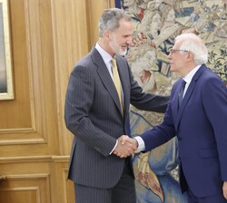 El Rey recibe el saludo del Alto Representante de la Unión para Asuntos Exteriores y Política de Seguridad y vicepresidente de la Comisión Europea, Jo