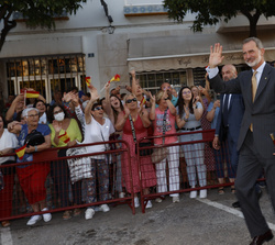 Su Majestad el Rey acompañado por el alcalde de El Puerto De Santa María, Germán Beardo, a su llegada a la plaza del Polvorista 