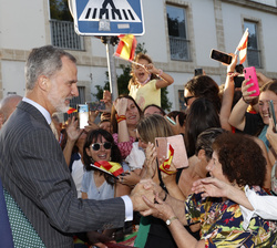 Su Majestad el Rey recibe un caluroso recibimiento de los vecinos de El Puerto de Santa María