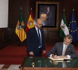 Su Majestad el Rey firma en el Libro de Honor del Ayuntamiento de El Puerto De Santa María