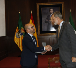 Su Majestad el Rey recibe la Llave de la Ciudad de manos del alcalde de El Puerto De Santa María, Germán Beardo