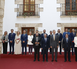 Fotografía de grupo de Su Majestad el Rey con la Corporación Municipal del Ayuntamiento de El Puerto De Santa María