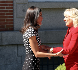 Su Majestad la Reina recibe a la Primera Dama de los Estados Unidos de América, Dra. Jill Biden, a su llegada al Palacio de La Zarzuela